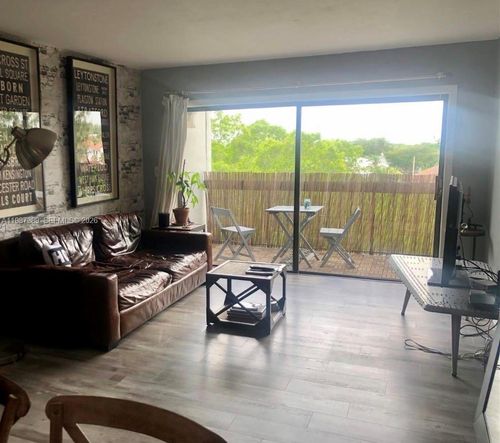 9-10317 Nw 9th Street Cir, Miami, FL, 33172-6652 | Card Image