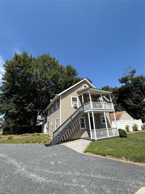 22 Locust Ave, Glen Head, NY, 11545-1622 | Card Image