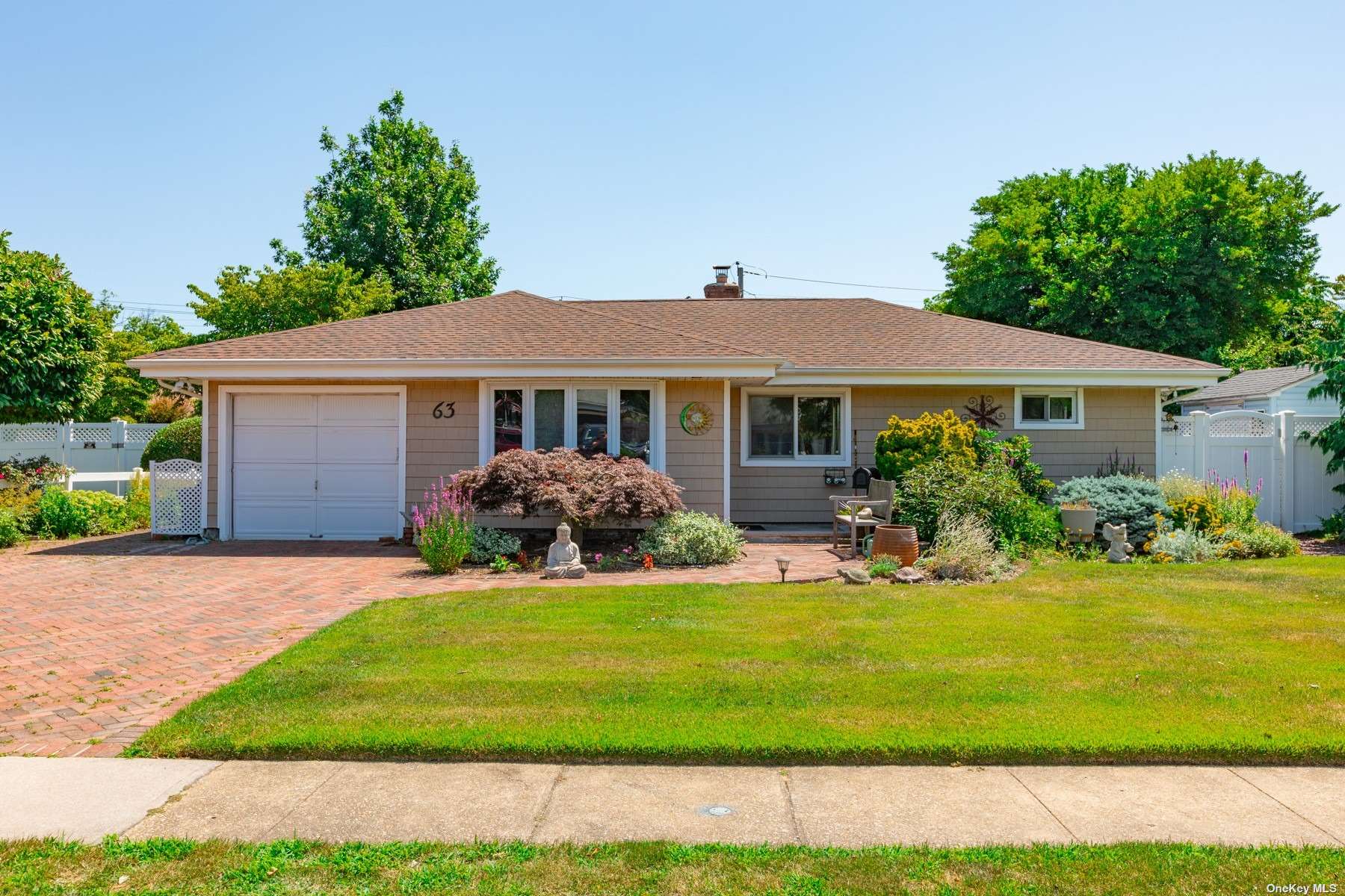 End Ave, Hicksville, NY 11801