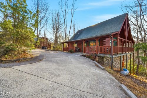 1713 Parkway View Ct, Sevierville, TN, 37876-8998 | Card Image