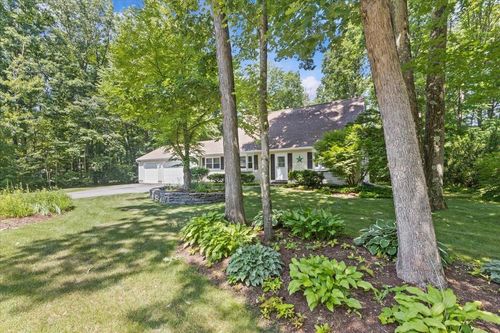 149 Oak Cir, Colchester, VT, 05446-5877 | Card Image