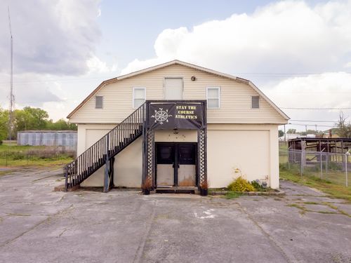 1613 W Montgomery Ave, Sheffield, AL, 35660-3823 | Card Image