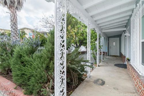 12015 Riverside Dr, Valley Village, CA, 91607-3726 | Card Image