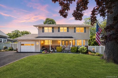 12 Swan Ln, Smithtown, NY, 11788-2218 | Card Image