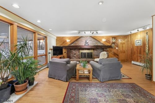 70 Walnut St, Oakland, NJ, 07436-2647 | Card Image