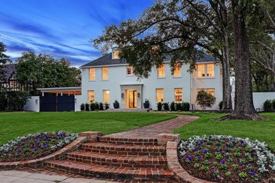 A classic River Oaks home situated on a 21, 240 sq. ft. lot (per HCAD) on one of the most sought-after streets. | Image 2