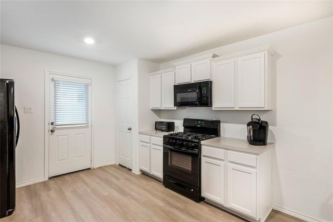 Beautiful kitchen with plenty of counter space and cabinets — every family chef’s dream! | Image 8