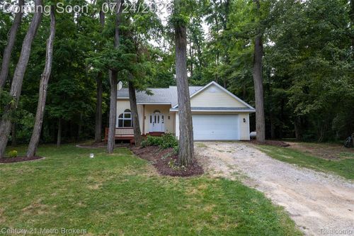 15117 Locust Grove Dr, Byron, MI, 48418-9055 | Card Image