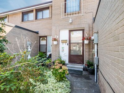 90 Fleetwood Cres, Condo with 4 bedrooms, 2 bathrooms and 2 parking in Brampton ON | Image 3