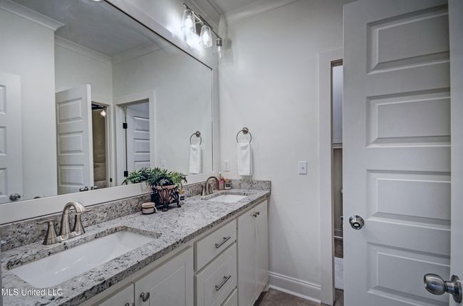 shared bath between bedrooms 3 & 4 | Image 29