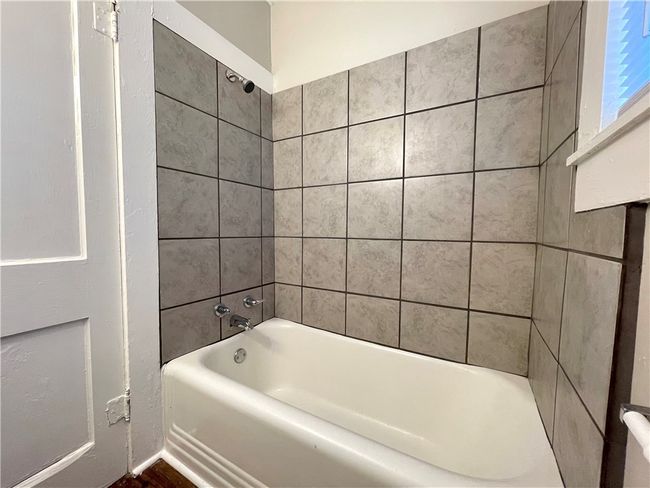 Bathroom with shower / bathing tub combination | Image 10
