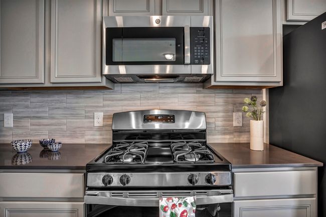 Gas and stainless steel stove | Image 13