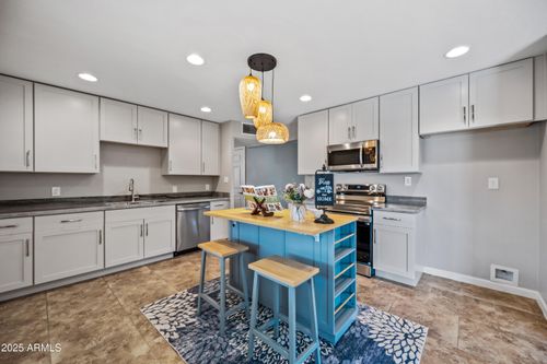 2320 W Freeway Ln, Phoenix, AZ, 85021-4133 | Card Image