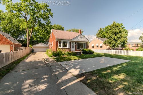 3914 W 13 Mile Rd, Royal Oak, MI, 48073-6600 | Card Image