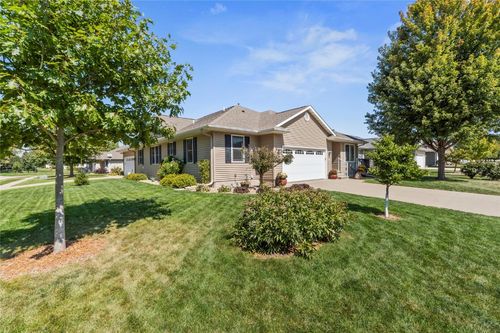 320 Shannon Dr, Robins, IA, 52328-4706 | Card Image