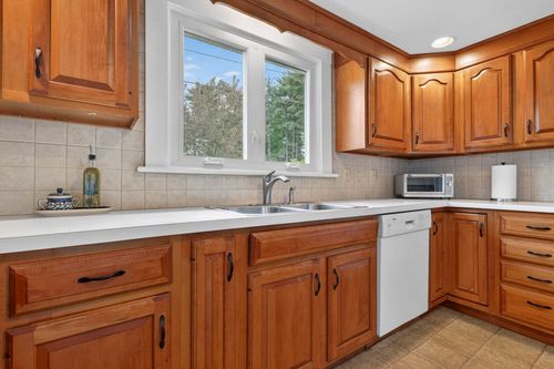 12 Burnett St, Nashua, NH, 03060-4906 | Card Image