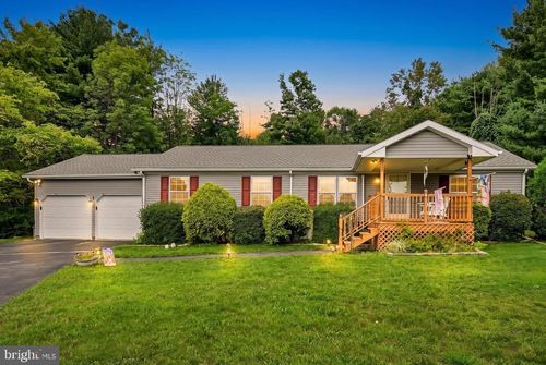 90 Hometown Ave, TAMAQUA, PA, 18252-4036 | Card Image