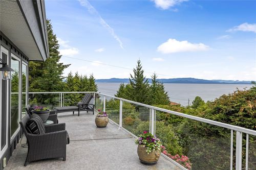 372 Crescent Rd W, Qualicum Beach, BC, V9K1J7 | Card Image