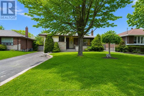 586 Central Park Blvd N, Oshawa, ON, L1G6A4 | Card Image