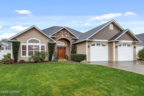 8838 Braeburn Loop, Yakima, WA, 98903-9668 | Card Image