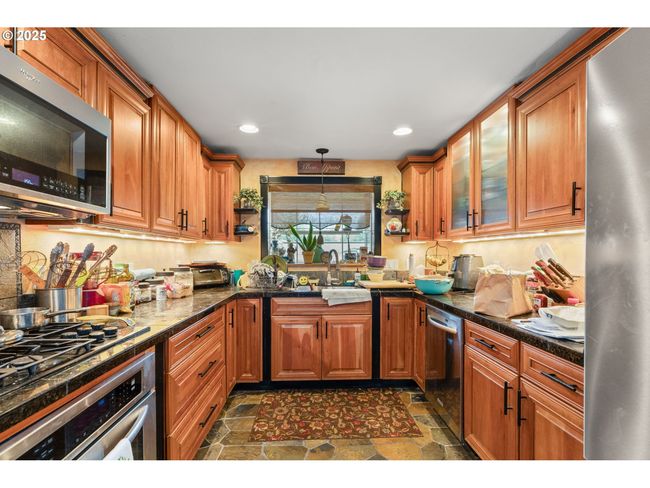 270 Se Robin Way, House other with 3 bedrooms, 2 bathrooms and 2 parking in Gresham OR | Image 10