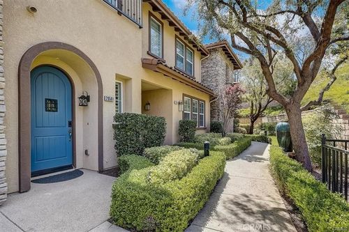 28561 Herrera St, Valencia, CA, 91354-3059 | Card Image