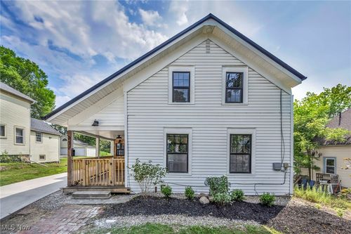 207 Water St, Chardon, OH, 44024-1203 | Card Image