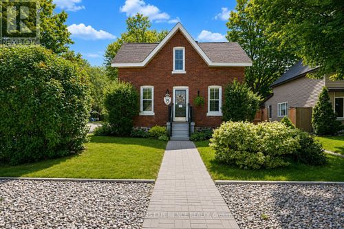 15 Leonard Ave, Penetanguishene, ON, L9M1E3 | Card Image