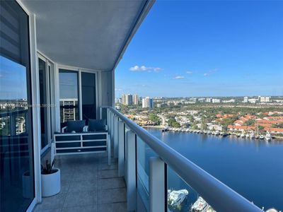 2204 - 21055 Yacht Club Dr, Condo with 2 bedrooms, 2 bathrooms and null parking in Aventura FL | Image 2