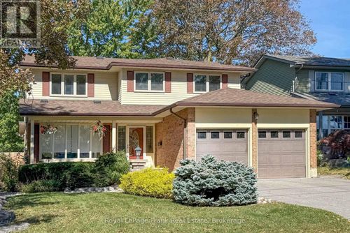 204 St John St E, Whitby, ON, L1N6M1 | Card Image