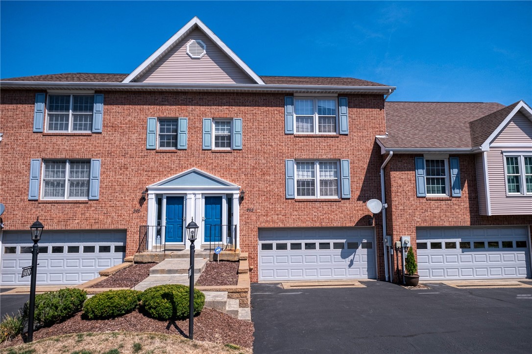 Apple Blossom Ct, Delmont, PA 15626