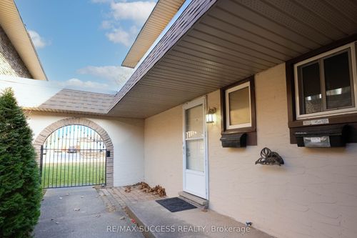 4-4230 Meadowvale Dr, Niagara Falls, ON, L2E5W7 | Card Image