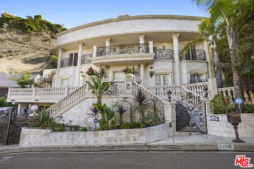 2258 Gloaming Way, Beverly Hills, CA, 90210-1717 | Card Image