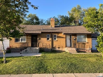 Ranch-style house with a front yard | Image 1