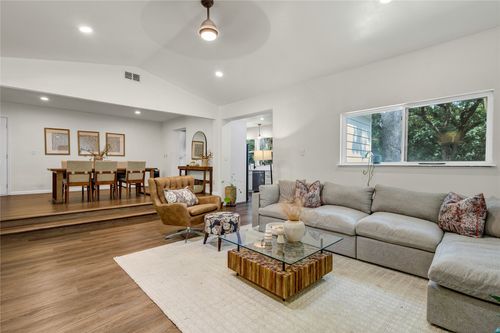 511 W Red Bird Ln, Duncanville, TX, 75116-2049 | Card Image