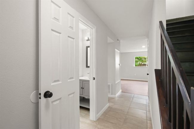 Entry / Half Bath | Image 9