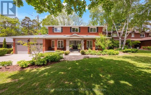 24 Hawthrone Lane, Aurora (Aurora Village), ON, L4G3K6 | Card Image