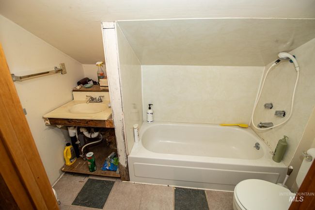 Bathroom with shower / tub combination | Image 33