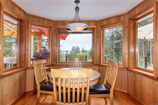 Bay window dining area but room to spread out for large family gatherings | Image 36