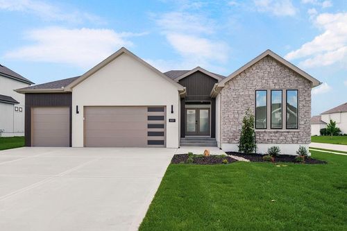 2037 Sw Red Barn Ln, Lee's Summit, MO, 64082-2211 | Card Image
