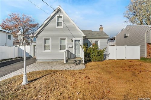 321 Columbus Ave, West Babylon, NY, 11704-5540 | Card Image