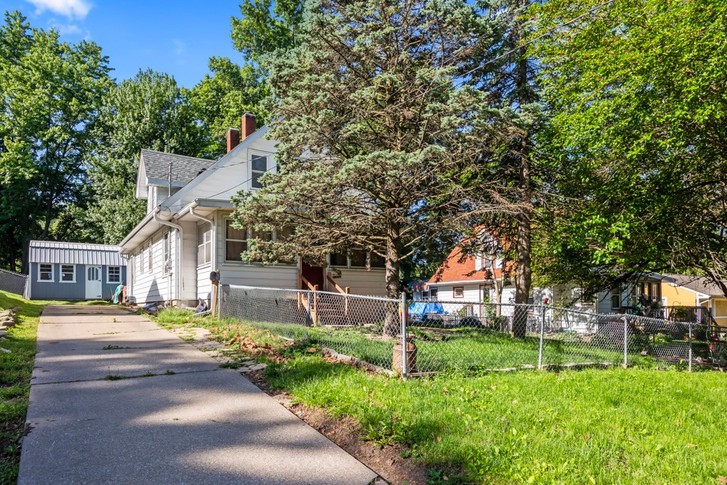 Creston Ave, Des Moines, IA 50315