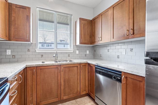 406 - 2336 Whyte Ave, Condo with 3 bedrooms, 2 bathrooms and 2 parking in Port Coquitlam BC | Image 6