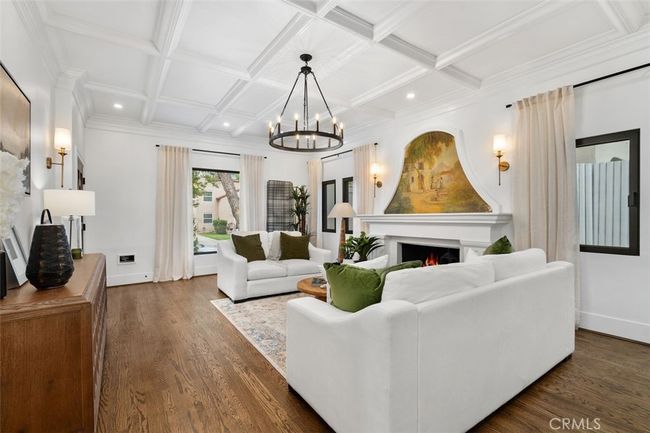 BOTTOM UNIT LIVING ROOM | Image 8