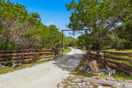 443 Oak Hills Rd, Pipe Creek, TX, 78063-5651 | Card Image