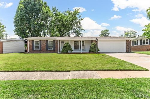1445 Thoroughbred Ln, Florissant, MO, 63033-3135 | Card Image