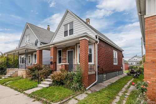 2405 Burger St, Hamtramck, MI, 48212-2992 | Card Image