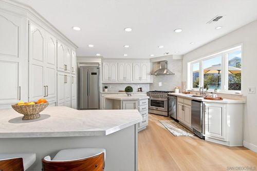 1820 Bienvenida Cir, Carlsbad, CA, 92008-3804 | Card Image