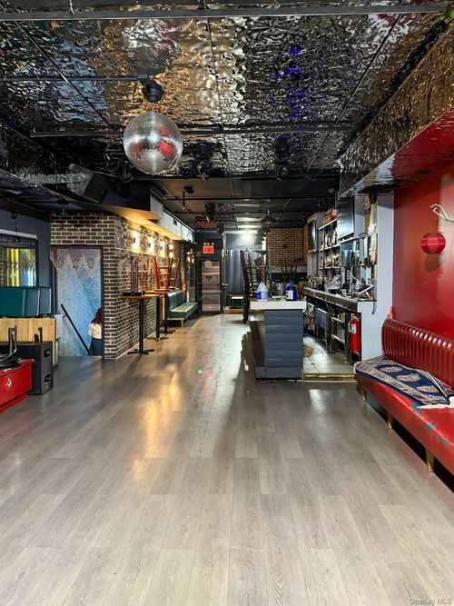 7004 Roosevelt Ave, Jackson Heights, NY, 11372-6135 | Card Image