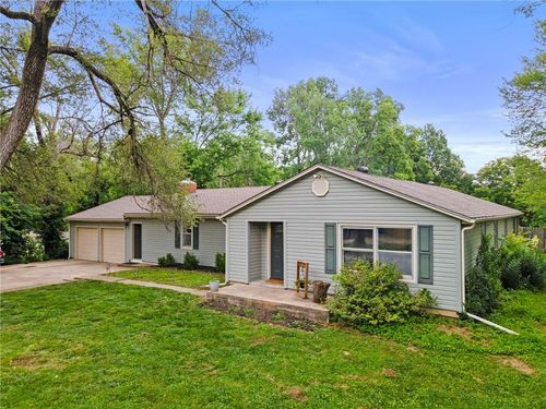 7423 Nw Locust Dr, Parkville, MO, 64152-1909 | Card Image